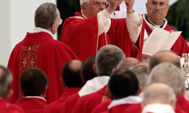 Benedykt XVI modli się za Jana Pawła II