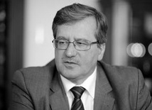 Komorowski: Składam hołd ofiarom katastrofy 