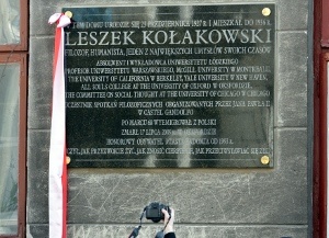 Tablica poświęcona prof. Kołakowskiemu