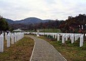 Cmentarz ofiar masakry w Srebrenicy