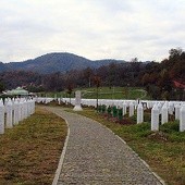 Cmentarz ofiar masakry w Srebrenicy