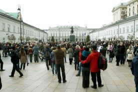 Księgi kondolencyjne przed Pałacem Prezydenckim