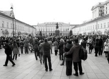 Księgi kondolencyjne przed Pałacem Prezydenckim