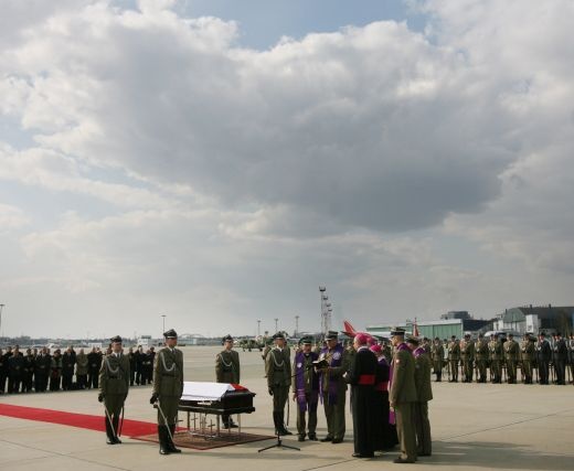 Modlitwa przy trumnie z ciałem prezydenta Lecha Kaczyńskiego