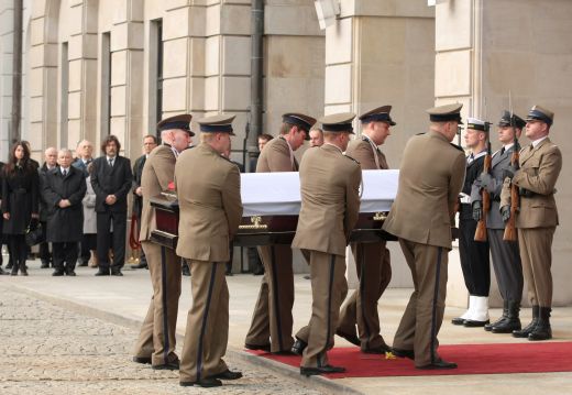 Trumna z ciałem prezydenta Lecha Kaczyńskiego wnoszona jest do Pałacu Prezydenckiego