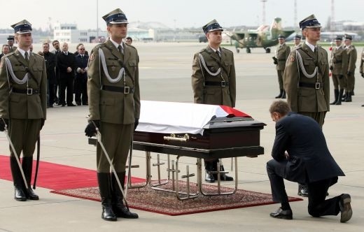 Premier Donald Tusk przy trumnie z ciałem prezydenta Lecha Kaczyńskiego