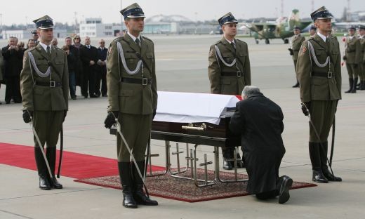 Brat prezydenta Jarosław Kaczyński przy trumnie z ciałem prezydenta Lecha Kaczyńskiego