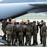 Żołnierze wyjmują trumnę z ciałem prezydenta Lecha Kaczyńskiego z samolotu.