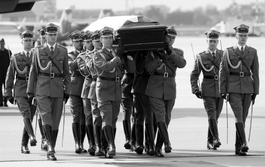 Żołnierze kompanii reprezentacyjnej WP z trumną z ciałem prezydenta Lecha Kaczyńskiego na płycie lotniska