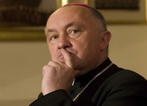 Abp Nycz: Przeprosić profanację krzyża