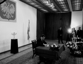 Miedwiediew w księdze kondolencyjnej