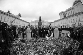 Polacy oddają hołd parze prezydenckiej 