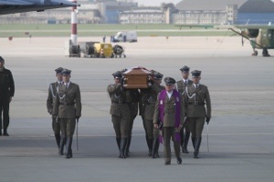 Żołnierze niosą trumnę z ciałem ostatniego prezydenta RP na uchodźstwie, Ryszarda Kaczorowskiego