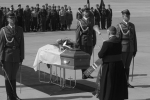  Nuncjusz papieski abp. Kowalczyk modli się nad trumną z ciałem ostatniego prezydenta RP na uchodźstwie, Ryszarda Kaczorowskiego