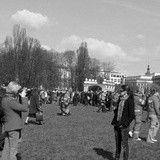 Plac Piłsudskiego zapełnia się już na dwie godziny przed uroczystością 
