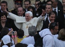Papież i 40 tys Maltańczyków