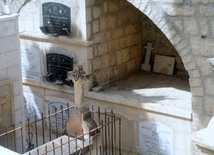 Groby na cmentarzu przy Grocie Mlecznej