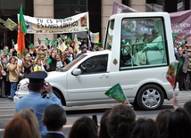 Papamobile na baterie słoneczne?