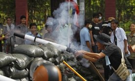 Tajlandia: Gumowymi kulami w tłum