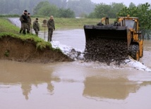 Małopolska: Woda w rzekach powoli opada