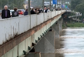 Strażacy zabezpieczają wały
