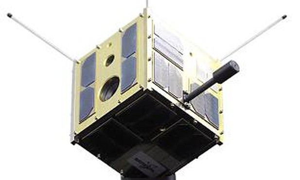 Satelity, lasery...