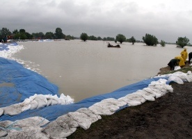 Sandomierz: Woda przerwała umocnienia na Wiśle
