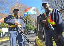 Policja przed Suunyside Park Hotel w Johannesburgu