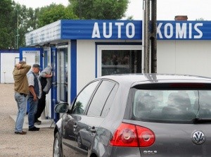 Policjanci na terenie komisu, gdzie doszło do strzelaniny