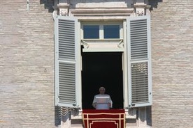 Chrześcijanie niosą krzyż ludzkiego barbarzyństwa