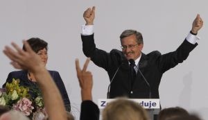 PKW: Komorowski prowadzi