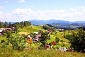 Widok z stoków Ochodzitej na przysiółek Pietraszyna. 