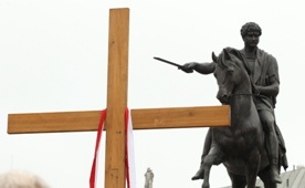 PiS: Krzyż do czasu budowy pomnika