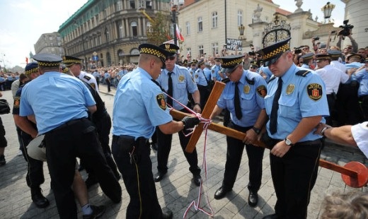 Próba przeniesienia krzyża