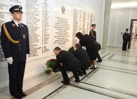Komorowski złożył kwiaty przed tablicą ku pamięci poległych posłów
