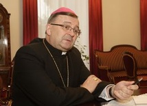 Abp Życiński: nie upartyjniajmy krzyża