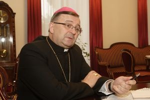 Abp Życiński: nie upartyjniajmy krzyża