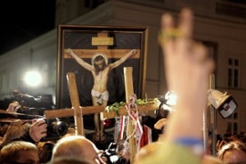 Obrońcy krzyża pod Pałacem Prezydenckim