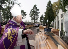 Bp Tomasik: żegnajmy bliskich z nadzieją