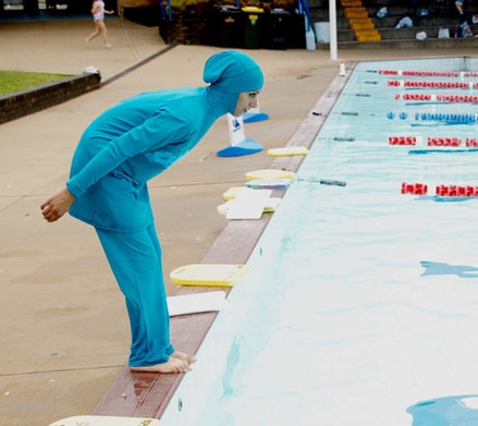 Strój kąpielowy muzułmańskiej pływaczki