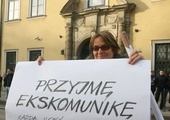 Protesty zwolenników i przeciwników in vitro