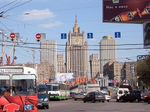Otoczony biurowiec w Moskwie