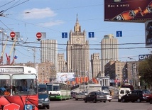 Otoczony biurowiec w Moskwie