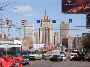 Otoczony biurowiec w Moskwie