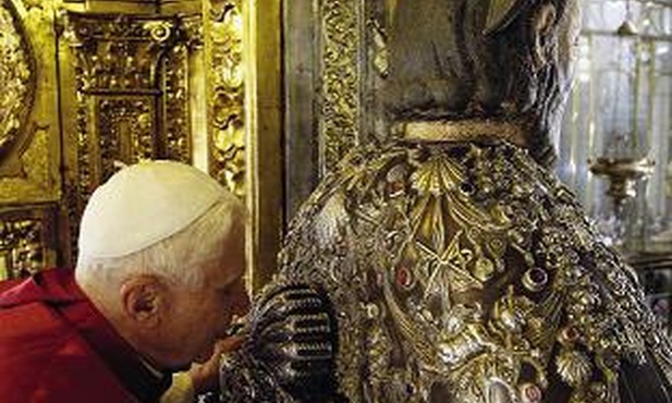 Benedykt XVI tak jak wszyscy pielgrzymi objął rzeźbę św. Jakuba