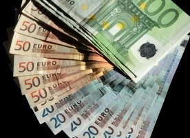 Euro i złoty zyskują do franka