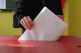 Miał osiem kart do głosowania