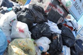 Neapol tonie w śmieciach