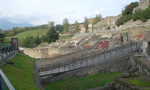 Runął fragment muru w Pompejach