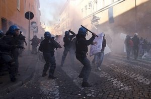 Anarchiści demolowali centrum Rzymu